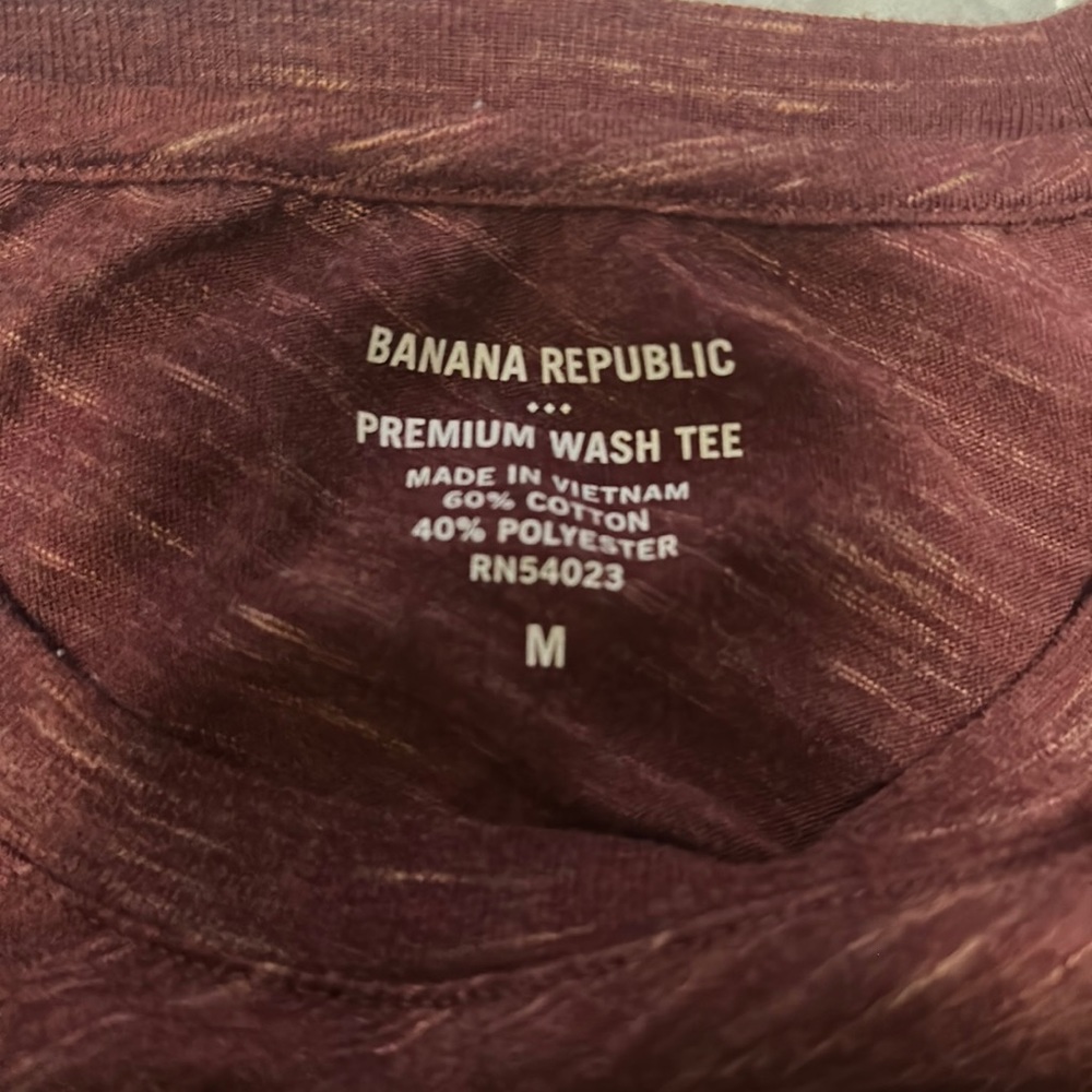Banana Republic Premium Wash Tee in men’s medium. Maroon with streaks